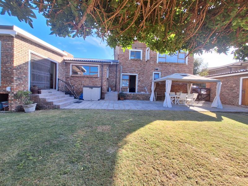 7 Bedroom Property for Sale in Bay View Western Cape
